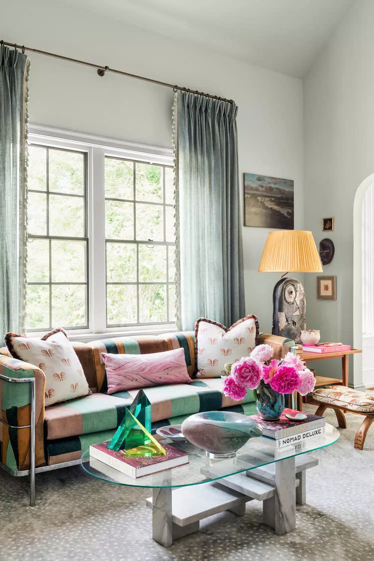 Vải bọc của sofa, gối tựa... sẽ bị hư và nhanh phai màu dưới ánh sáng gay gắt. Để tránh điều này, bạn có thể chọn loại vải chống phai màu như polyester hoặc kéo rèm cửa sổ khi nắng chiếu vào nhà.