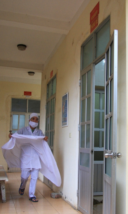 Chuyện bác sỹ đỡ đẻ và chiếc phong bì ngược ảnh 2