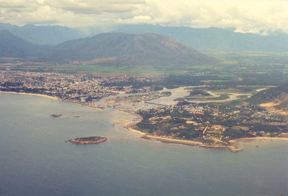 Toàn cảnh thành phố Nha Trang nhìn từ hướng biển.