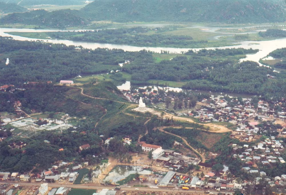 Tượng Phật Trắng trên đồi Trại Thủy ở Nha Trang.