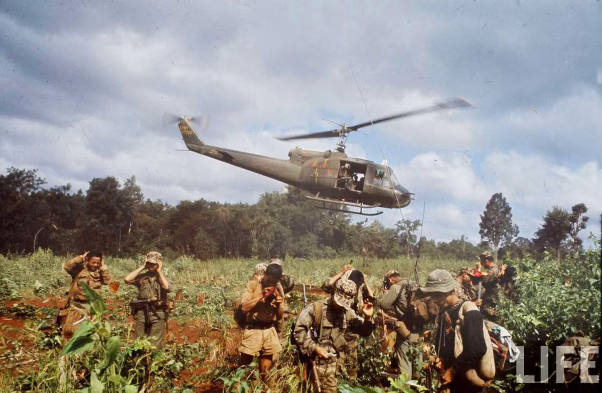 Đổ bộ xuống một bãi đất trống.