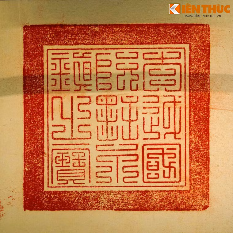 Mặt ấn đọc theo chiều từ trên xuống dưới và từ phải sang trái là Đại Việt Quốc Nguyễn Vĩnh Trấn chi bảo (Bảo vật của Chúa Nguyễn nước Đại Việt trấn giữ lâu dài). Cạnh dưới khắc 1 dòng 9 chữ Hán: Lại bộ Đồng Tri Qua Tuệ Thư giám tạo (quan trông nom việc chế tạo là Đồng Tri bộ Lại Qua Tuệ Thư).