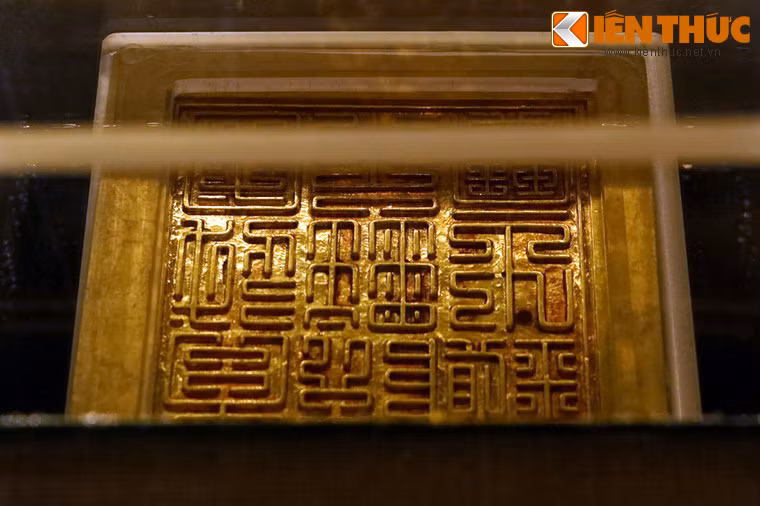 Mặt ấn đúc nổi 9 chữ triện phong cách thế kỷ 17 – 18, nét chữ vuông vức uốn nhiều góc. Xung quanh là đường viền rộng 1,20cm.