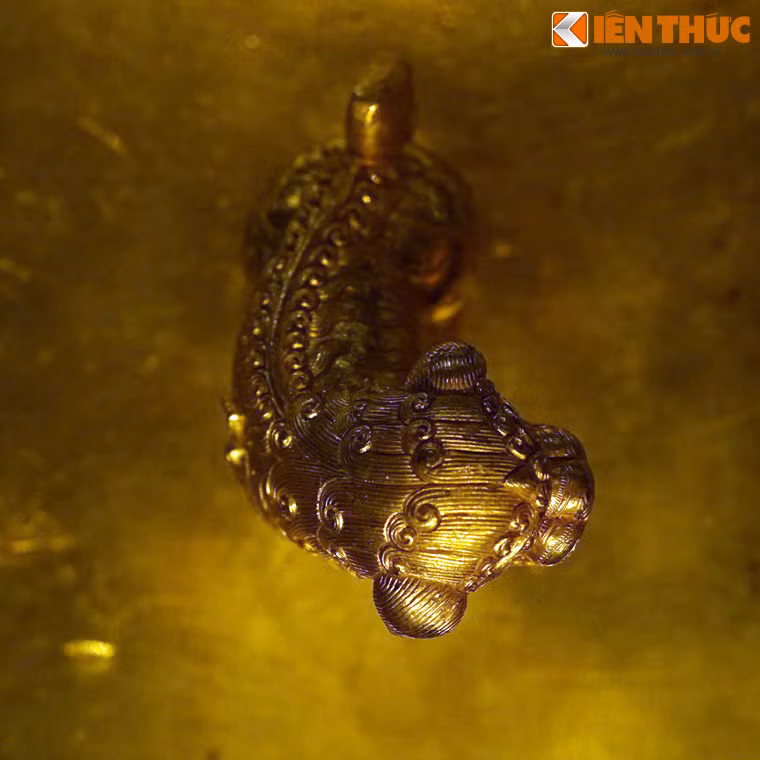 Dọc lưng kỳ lân chạm khắc văn mây lửa.