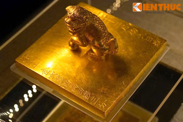 Về tổng thể, ấn có hình vuông, chiều cao cả quai 6,3cm, cạnh 10,84cm, dày 1,10cm, có quai đúc theo hình tượng lân vờn ngọc, đầu quay về trái. Đầu lân ngẩng cao, chân trước bên phải chống, chân trước bên trái đặt lên viên ngọc, 2 chân sau chùng.