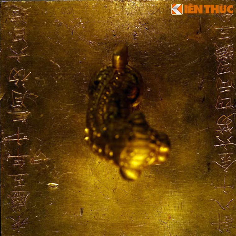 Mặt trên của ấn khắc 2 dòng chữ Hán. Bên trái khắc 12 chữ: Kế bát thập kim, lục hốt, tứ lạng, tứ tiền, tam phân (Vàng 8 tuổi, nặng 6 thoi, 4 lạng, 4 tiền, 3 phân). Bên phải khắc 11 chữ: Vĩnh Thịnh ngũ niên thập nhị nguyệt sơ lục nhật tạo (Chế tạo vào ngày 6 tháng 12 năm Vĩnh Thịnh thứ 5 (1709), dưới triều Vua Lê Dụ Tông).