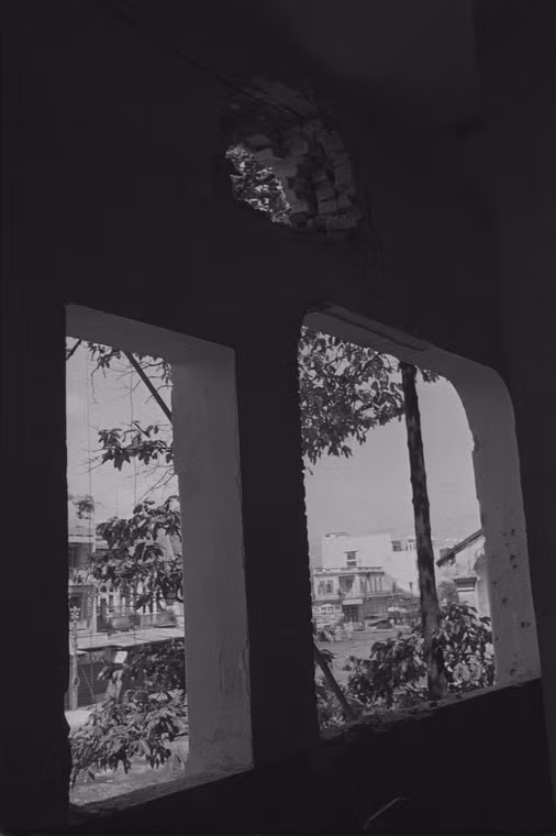 Do xác định nhầm mục tiêu, chiếc trực thăng này đã phóng tên lửa vào trường Phước Đức (nay là trường Trần Bội Cơ, 266 Hải Thượng Lãn Ông), nơi Bộ chỉ huy Lữ đoàn 5 Biệt động quân lính Sài Gòn đang đồn trú. Ảnh: Lỗ thủng do tên lửa gây ra trên tường của trường Phước Đức.