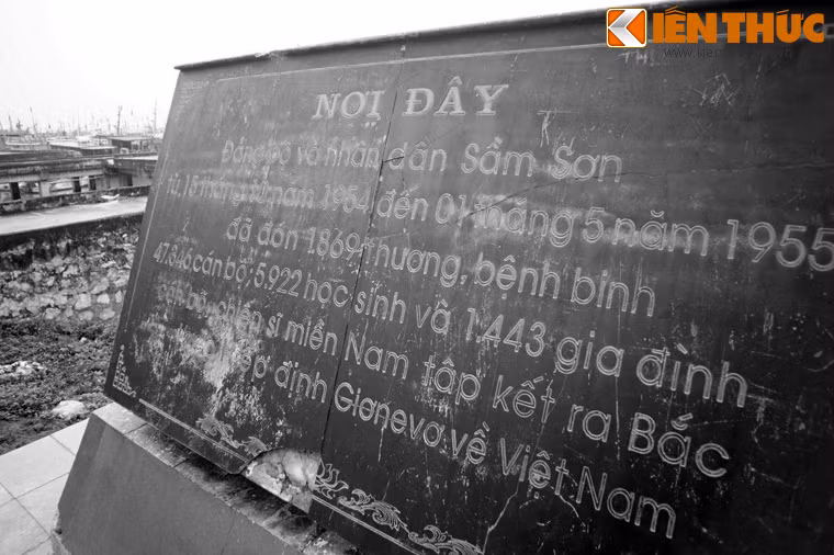 Ngày nay, một tấm bia tưởng niệm đã được dựng ở cảng Lạch Hới để ghi lại sự kiện lịch sử trọng đại này: "Nơi đây, đảng bộ, chính quyền và nhân dân Sầm Sơn từ ngày 15/10/1954 đến 1/5/1955 đã đón 1.869 thương, bệnh binh; 47.346 cán bộ; 5.922 học sinh, sinh viên và 1.443 gia đình cán bộ ở Miền Nam tập kết ra miền Bắc theo Hiệp định Giơ-ne-vơ về Việt Nam".