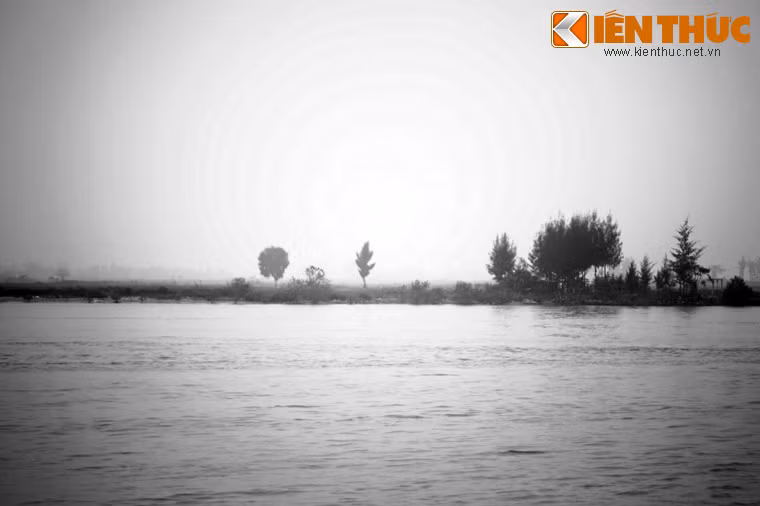 Có những chuyến tàu biển rất lớn đưa đồng bào Miền Nam tập kết ra Bắc, không cập được bến Sầm Sơn, phải đậu cách xa đất liền vài cây số. Địa phương đã huy động, sử dụng các loại tàu, thuyền nhỏ để đưa đồng bào vào bờ.