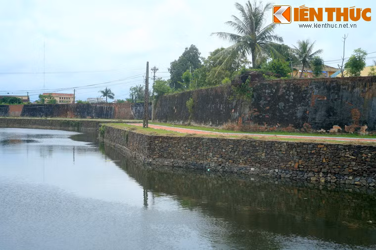 Ngoài thành, cách chân thành khoảng 5-6m là hào rộng khoảng 28m. Tường thành được xây bằng gạch, vữa bằng mật mía trộn cát, không tô trát, gạch có độ nung cao, loại gạch to còn gọi là gạch vồ.