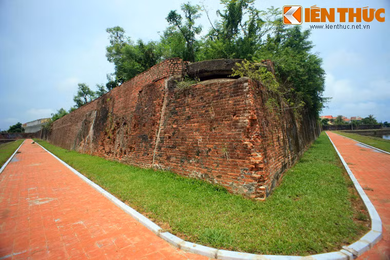 Thành được khởi công xây dựng vào năm Gia Long thứ 10 (1812) trên mảnh đất năm xưa chúa Nguyễn Phúc Nguyên cho dựng luỹ Trấn Ninh và đồn Động Hải (1774) trong cuộc chiến tranh Trịnh - Nguyễn.