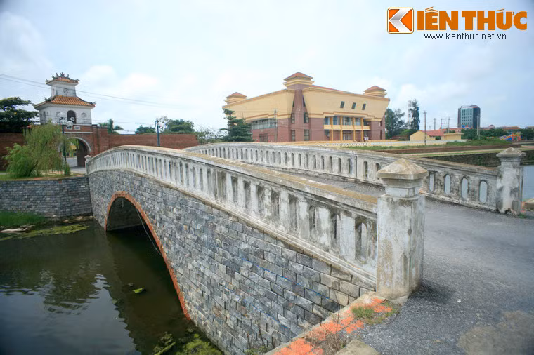 Chu vi thành dài khoảng 1.860m, cao khoảng 4m, mặt thành rộng 1,35m, móng dày 2m, mặt chính của thành quay về hướng Tây. Thành có 3 cổng lớn ở các hường Bắc, Nam, Đông, trên cổng có vọng canh 8 mái. Cổng thành xây cuốn kiểu tam quan thông ra ngoài bằng chiếc cầu gạch cũng xây kiểu vòm cuốn bắc qua hào.