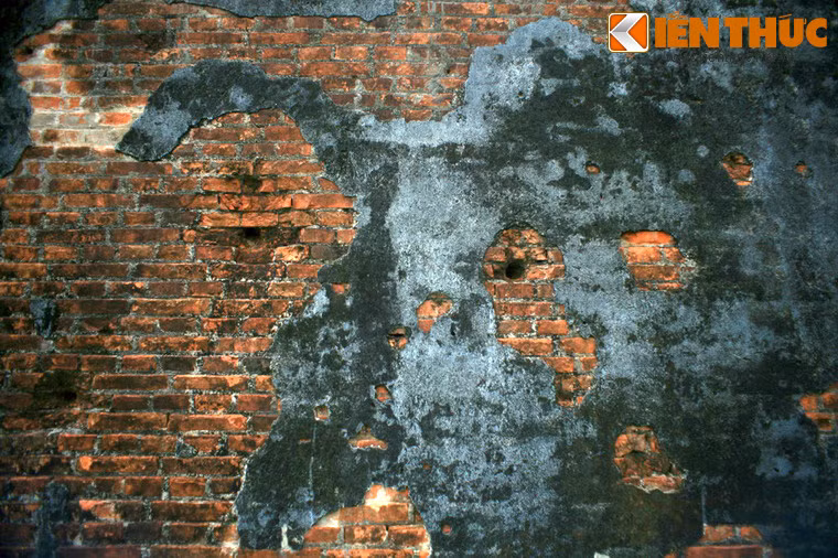 Sang cuộc kháng chiến chống Mỹ, với mục đích san phẳng và huỷ diệt, biến nơi đây trở về thời kỳ đồ đá nhằm ngăn chặn sự chi viện từ hậu phương miền Bắc vào chiến trường miền Nam, không quân Mỹ đã trút xuống Đồng Hới hàng vạn tấn bom đạn và phá huỷ một phần thành cổ.