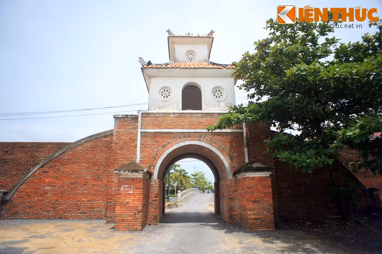 Lúc đầu thành được xây bằng đất, đến đời vua Minh Mạng được kỹ sư Pháp thiết kế lại và xây bằng gạch vào năm 1824 theo kiến trúc Vauban, mang dáng dấp thành lũy quân sự phương Tây với hình múi khế, 4 múi to, 4 múi nhỏ xen kẽ. Ảnh: Cổng Đông thành Đồng Hới.