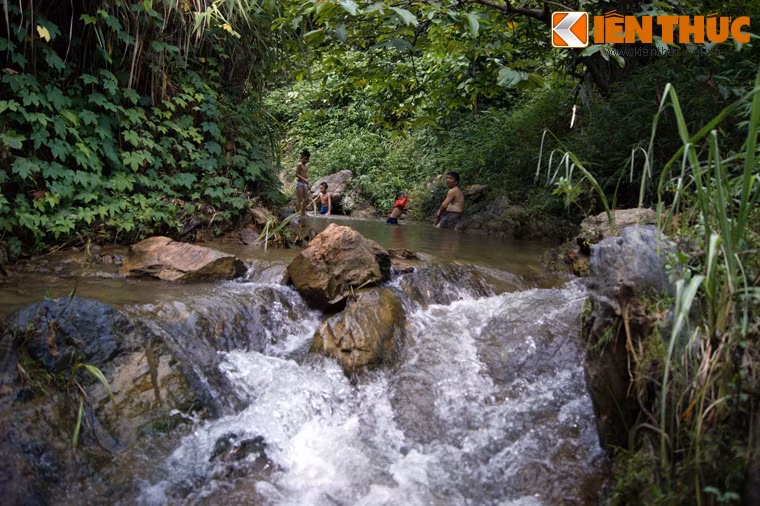 Ao Giời - Suối Tiên nằm trên Núi Nả thuộc xã Quân Khê - huyện Hạ Hoà là một thắng cảnh hấp dẫn với dòng suối Tiên quanh co chảy qua nhiều tầng, bậc tạo nên nhiều thác nước tung bọt trắng xóa.