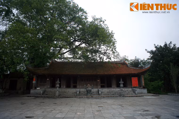 Đền Mẫu Âu Cơ là một công trình nghệ thuật kiến trúc có giá trị cao với các kết cấu kiến trúc đền chùa cổ, các pho tượng quý. Ngày lễ chính của đền là ngày Tiên giáng mùng 7 tháng Giêng.