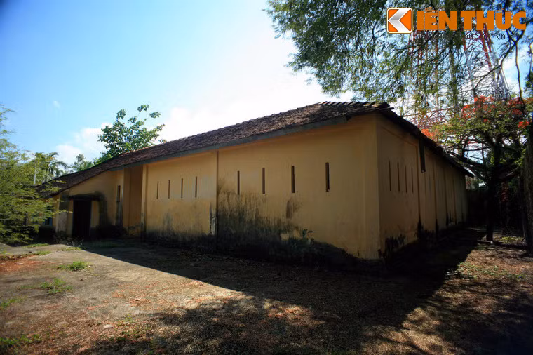 Về tổng thể, khu nhà tù có hình chữ nhật với chiều dài khoảng 30m, chiều rộng 25m, bên trong có 3 dãy phòng giam kiên cố có song sắt, không cửa sổ, chỉ có khe nhỏ lấy ánh sáng.