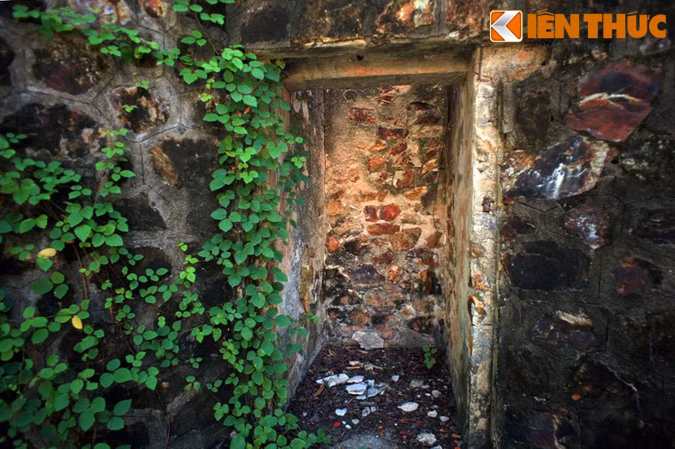 Tại nhà tù Hà Tiên, người tù phải lao động khổ sai với những công việc nặng nhọc như đổ phân (vì nhà tù không có nhà vệ sinh), đào đất, đắp đường, lấn biển.