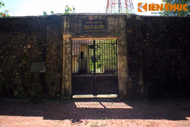 Nằm ở cuối đường Mạc Công Du của thị xã Hà Tiên, nhà tù Hà Tiên là một trong những nhà tù có lịch sử lâu đời nhất Việt Nam.