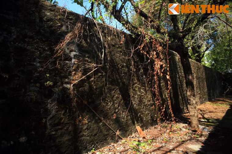 Xung quanh nhà tù được bao bọc bởi 4 bức tường đá dày 0,5m, cao 4m với 4 tháp canh.