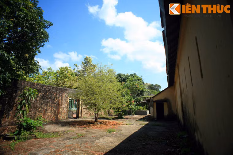 Nhà tù này trước đây được gọi là khám Hà Tiên, do thực dân Pháp xây dựng vào năm 1897 với chi phí 1.800 đồng Đông Dương.