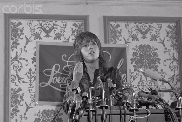 Jane Fonda trong cuộc họp báo tại New York ngày 31/7/1972. Tại đây, bà phát biểu: "Tôi khóc cho nước Mỹ mỗi ngày khi ở Hà Nội. Bom rơi ở miền Bắc Việt Nam, nhưng đó là bi kịch của nước Mỹ".