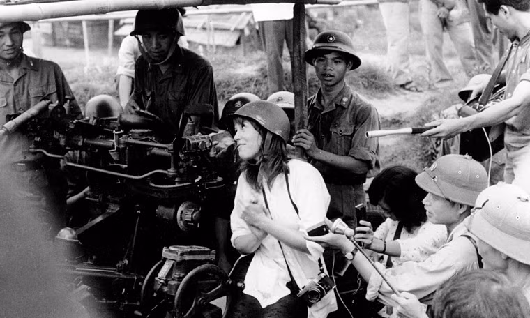 Jane Fonda tại một trận địa pháo ở ngoại thành Hà Nội.