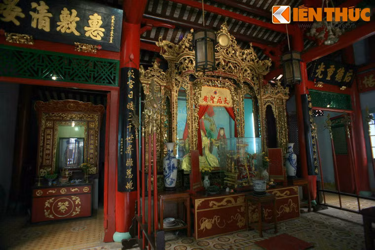 Về chức năng thờ tự, hội quán Ngũ Bang cũng như những hội quán người Hoa hải ngoại khác, là nơi thờ Bà Thiên Hậu Thánh Mẫu.