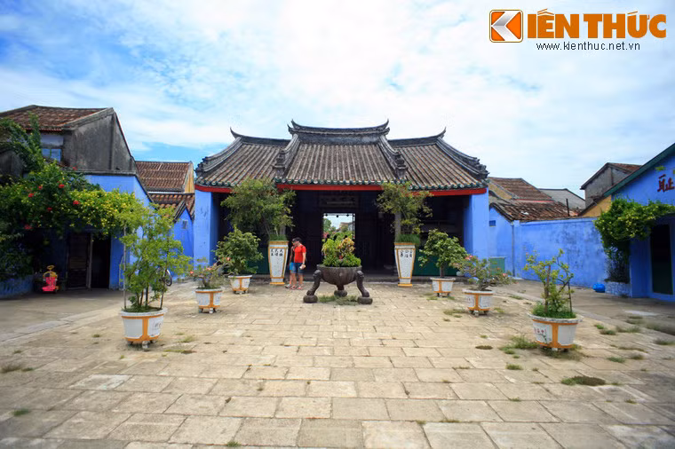 Bên cạnh sự độc đáo của kiến trúc, hội quán còn là nơi lưu giữ nhiều cổ vật có giá trị, nổi bật là chiếc đỉnh sắt 500 năm tuổi được đặt giữa sân.