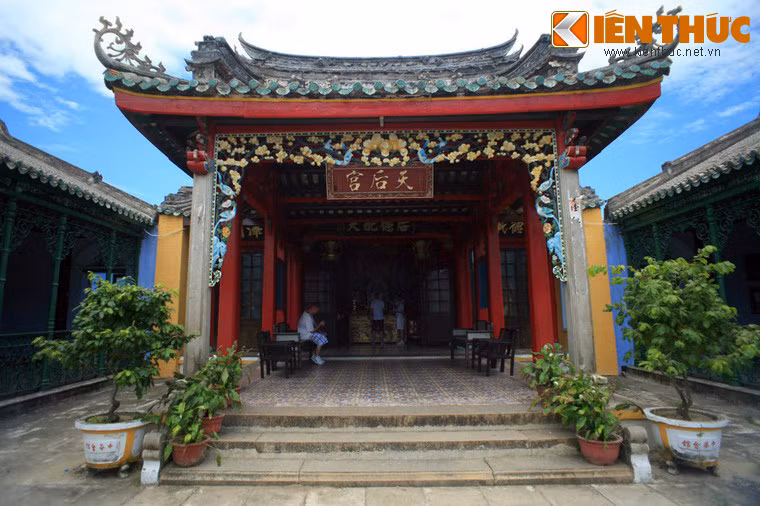 Về kiến trúc, hội quán Ngũ Bang được xây dựng theo phong cách đặc trưng của hội quán người Hoa, nhưng pha trộn một số chi tiết trang trí của phong cách kiến trúc địa phương Hội An.