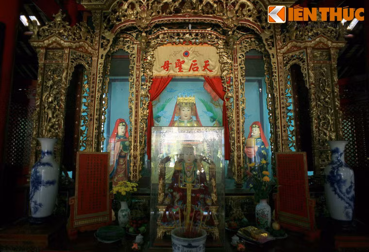 Trong văn hóa tâm linh tinh thần của người Hoa, Bà Thiên Hậu được xem như vị thần biển linh thiêng, luôn che chở cho thương nhân khi đi lại trên biển, để họ đến nơi buôn bán an toàn.