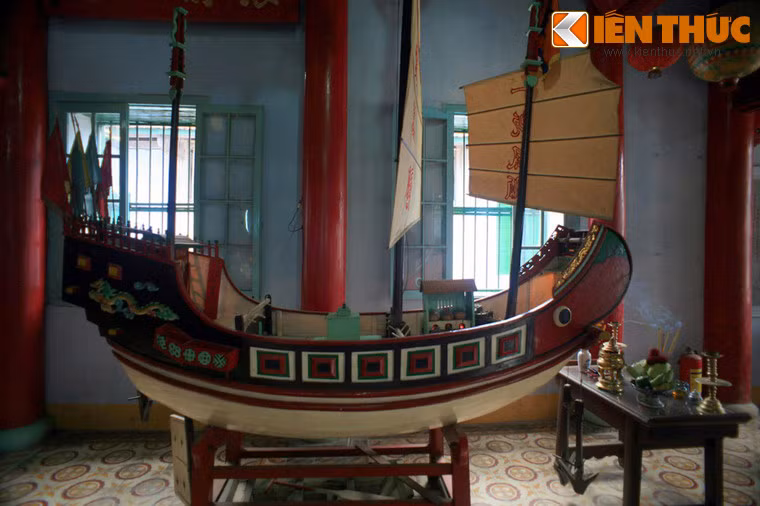 Điện thờ của hội quán có thờ một mô hình thuyền buồm, là mẫu thuyền được người Hoa dùng làm phương tiện hàng hải giao thương trong nhiều thế kỷ.