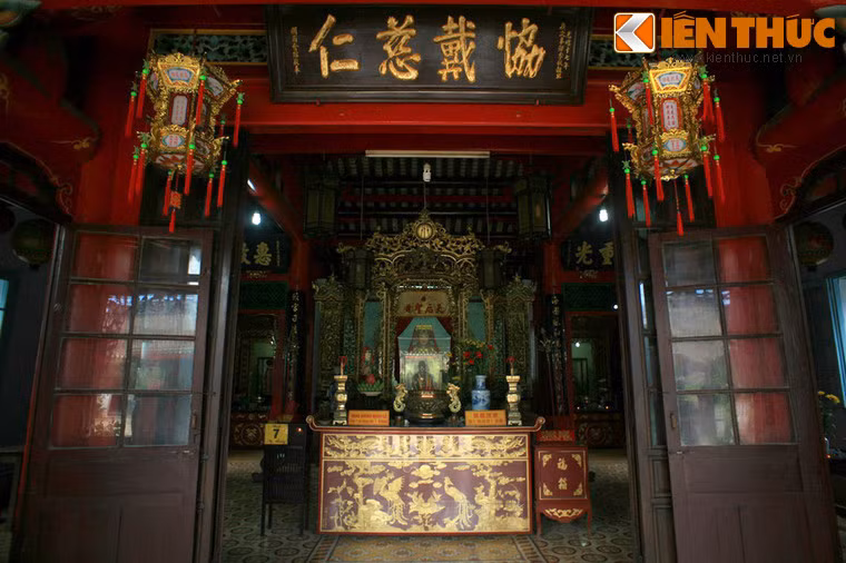 Bên cạnh đó, hội quán còn thờ thần Thiên Lý Nhãn, Thuận Phong Nhĩ, là những vị thần quan trọng trong văn hóa người Hoa.