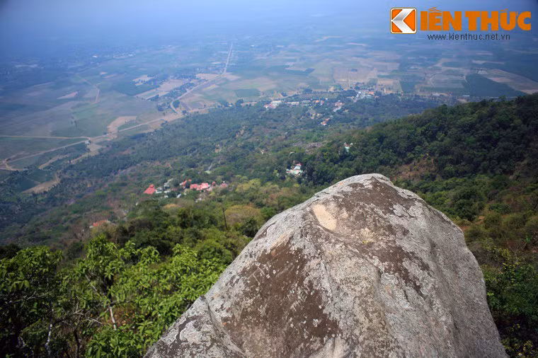 Để giữ lòng trung trinh, Thiên Hương nhảy xuống khe núi tử tiết. Sau đó, nàng hiện về báo mộng cho sư Trí Tân trong hình dạng một người phụ nữ đen đúa. Tỉnh dậy, sư cho người đi tìm thi thể nàng đem về mai táng. Từ đó, mọi người gọi nàng là Bà Đen để bày tỏ lòng tôn kính của mình.