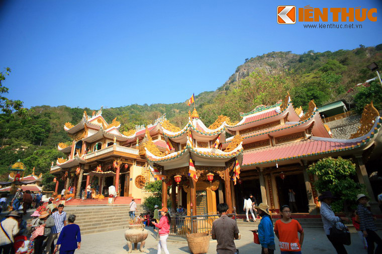 Lý Thị Thiên Hương đã nhập vào cơ thể của một cô gái để trò chuyện với Lê Văn Duyệt về tương lai của vị quan này và nỗi oan khuất của mình. Ngay sau đó, vị quan họ Lê đã thay mặt vua phong cho nàng làm “Linh sơn thánh mẫu”, tạc tượng để thờ ở núi Bà Đen.