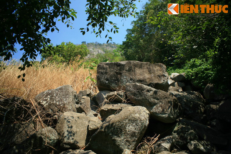 Giữa lúc nguy khốn, Lê Sĩ Triệt - một chàng trai văn võ song toàn được sư Trí Tân nuôi nấng - đã cứu được nàng. Ðể đáp ơn Lê Sĩ Triệt, cha mẹ Thiên Hương hứa gả nàng cho chàng. Vốn đã mến nàng từ trước, Lê Sĩ Triệt rất mừng vui.