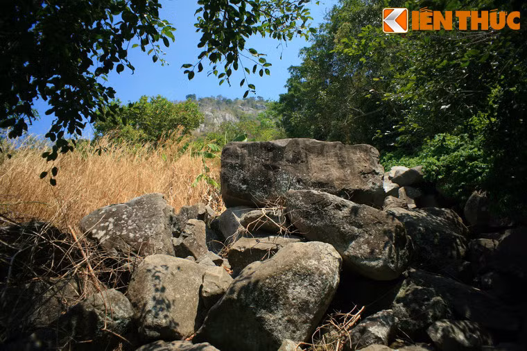 Giữa lúc nguy khốn, Lê Sĩ Triệt - một chàng trai văn võ song toàn được sư Trí Tân nuôi nấng - đã cứu được nàng. Ðể đáp ơn Lê Sĩ Triệt, cha mẹ Thiên Hương hứa gả nàng cho chàng. Vốn đã mến nàng từ trước, Lê Sĩ Triệt rất mừng vui.