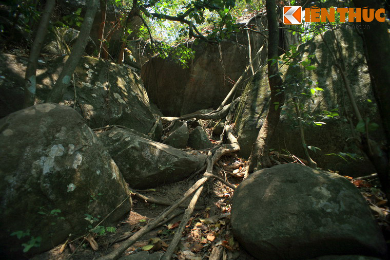 Giữa buổi loạn ly, hai người chưa kịp lấy nhau thì Lê Sĩ Triệt đã phải tòng quân. Thiên Hương hứa sẽ giữ trọn danh tiết chờ chồng. Nhưng sự đời trớ trêu, trong một lần lên núi thăm sư Trí Tân, nàng lại bị nhóm kẻ xấu trước đó vây bắt, toan làm nhục.