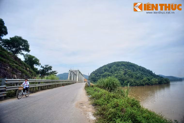 Do vậy, từ năm 1964-1968 đánh phá rất ác liệt nhưng không quân Mỹ không thể ném bom trúng cầu. Đến năm 1972, ngay đợt đầu của chiến tranh phá hoại lần hai (bắt đầu từ ngày 16/4/1972), không quân Mỹ áp dụng bom điều khiển bằng laser đã đánh trúng và đã làm tê liệt hoàn toàn cầu Hàm Rồng.