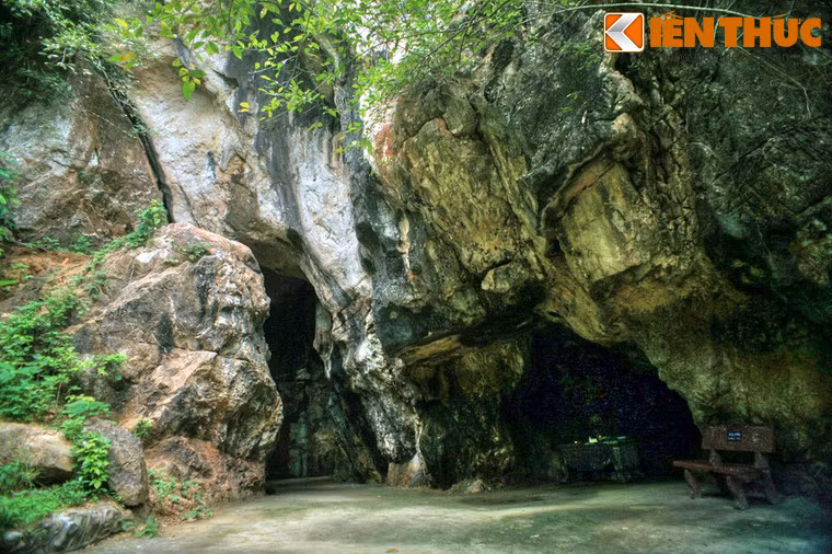 Trong suốt cuộc kháng chiến chống Mỹ, các đơn vị bảo vệ cầu đã chiến đấu hàng trăm trận, bắn rơi hơn 100 máy bay các loại của kẻ thù. Ảnh: Hang Mắt Rồng ở núi Rồng, căn cứ của quân dân Thanh Hóa trong cuộc chiến bảo vệ cầu Hàm Rồng trước những cuộc tấn công phá hoại của không quân Mỹ.