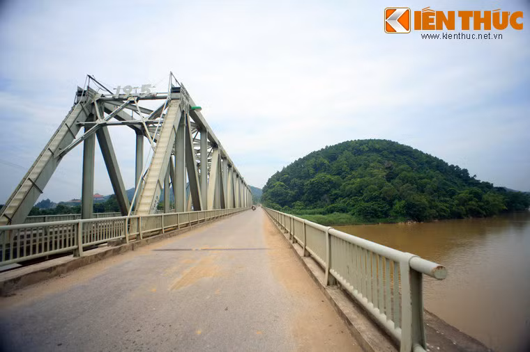 Năm 1973 cầu được khôi phục lại, trụ giữa vẫn dùng lại làm móng cột ống, tháo dỡ dầm thép cũ, thay bằng 2 nhịp 80m đơn giản.