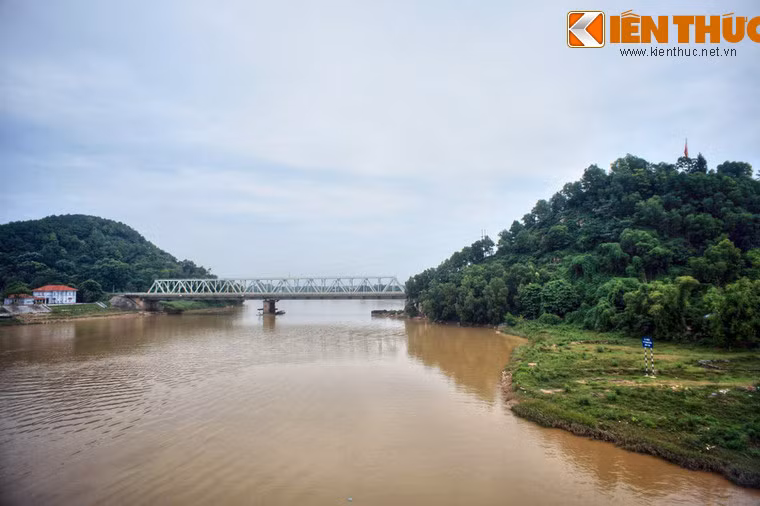 Vị thế của cầu rất đặc biệt làm cho cầu rất khó bị bom đánh trúng: tại hai đầu cầu có hai hòn núi (núi Rồng và núi Ngọc) đã chắn hết các đợt bom định ném xuống cầu và là nơi các lực lượng phòng không bảo vệ cầu bắn đón đầu các máy bay oanh tạc phải bay theo một hướng bắt buộc.