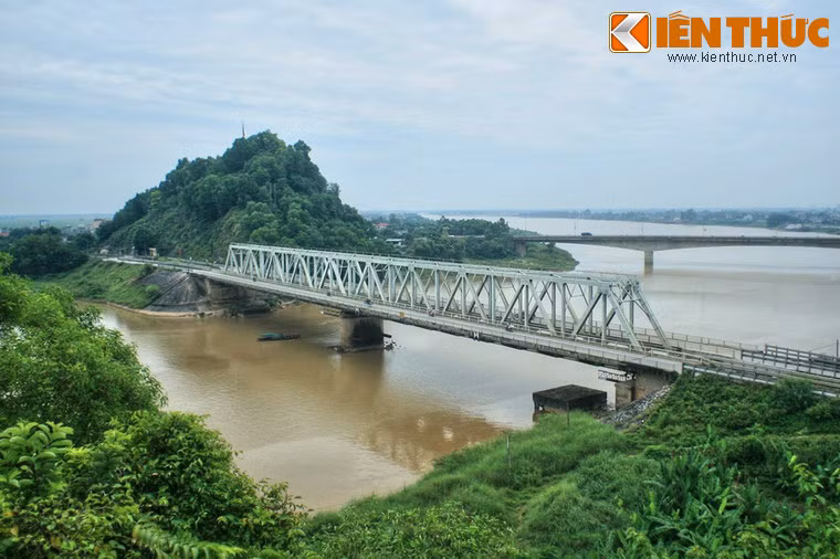 Chung tich mot thoi oanh liet o cau Ham Rong