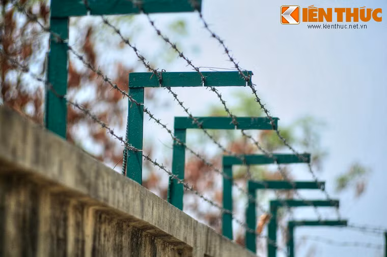 Bao quanh 3 trại là 2 bức tường cao, có mấy lớp kẽm gai, hệ thống đèn điện chiếu sáng vào ban đêm, hoàn toàn cách biệt với bên ngoài.