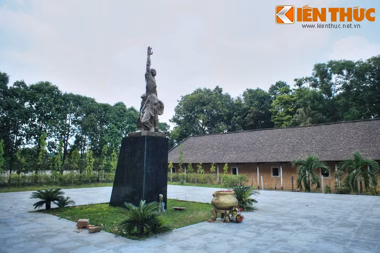 Một bức tượng bằng đồng cao 3,5m của cố tác giả điêu khắc Diệp Minh Châu đã được dựng, thể hiện sự đau thương trong ngày xảy ra vụ đầu độc và nêu cao tinh thần đấu tranh bất khuất của tù nhân Phú Lợi năm xưa.