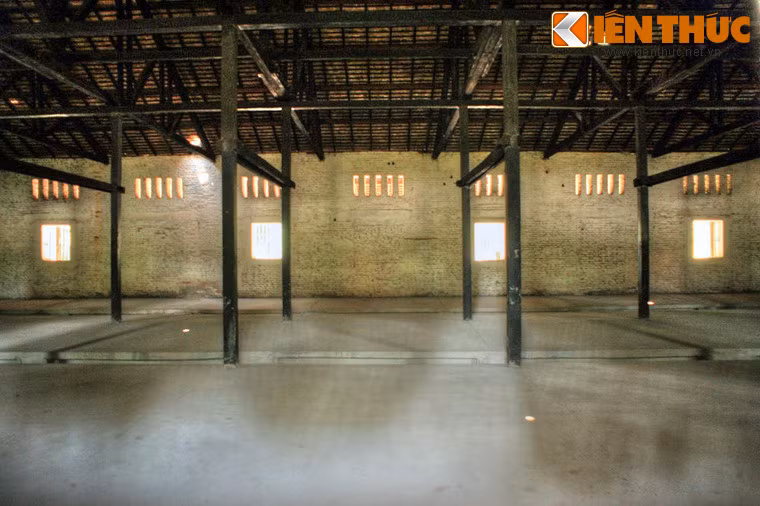 Bọn cai ngục ở nơi đây còn đặt ra “24 điều cấm” rất khắc nghiệt để lấy cớ bạo hành tù nhân. Những tên “chúa ngục” nổi tiếng gian ác như Nguyễn Văn Bông, Trần Vĩnh Đắc, Hồ Văn Tần… đã lưu danh cùng lịch sử nhà thờ.