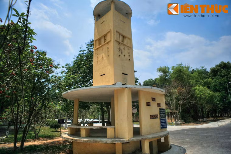 Ở giữa trại giam có nhà vòm cao để quan sát toàn khu trại.