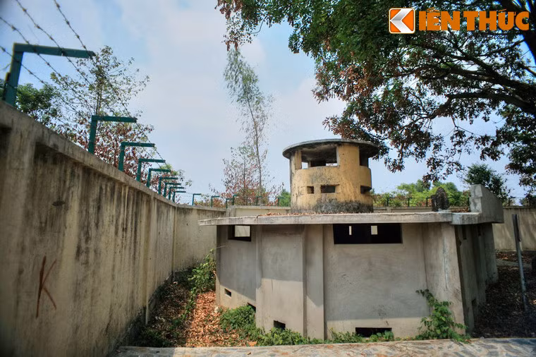 Xung quanh khu nhà giam có 4 lô cốt được canh phòng nghiêm ngặt.