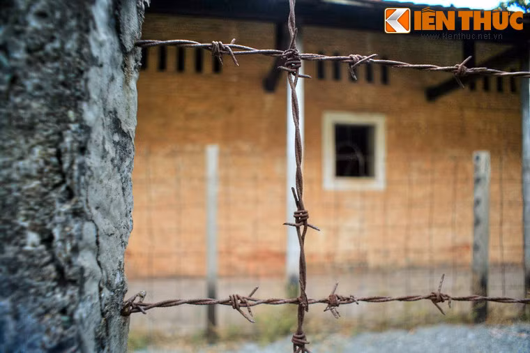 Mỗi trại ngăn cách nhau bằng các bức tường kẽm gai dày đặc.