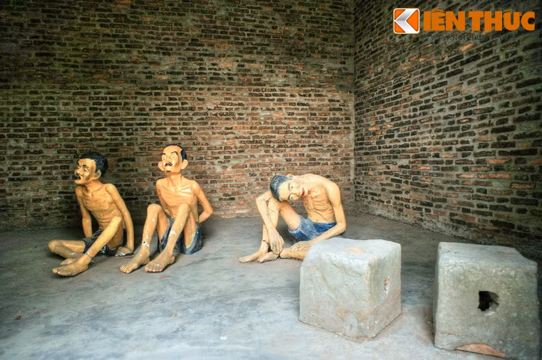 Chế độ khắc nghiệt của nhà tù Phú Lợi cũng không khác ở nhiều nhà tù khác ở miền Nam lúc bấy giờ. Tù nhân phải ăn gạo mục cá ươn, muối hạt, nước mắm có dòi, điều kiện vệ sinh, y tế tồi tệ, chế độ lao động khổ sai nặng nề. Nhiều tù nhân cốt cán phải nằm xà lim, chuồng cọp, thường xuyên bị tra tấn dã man…